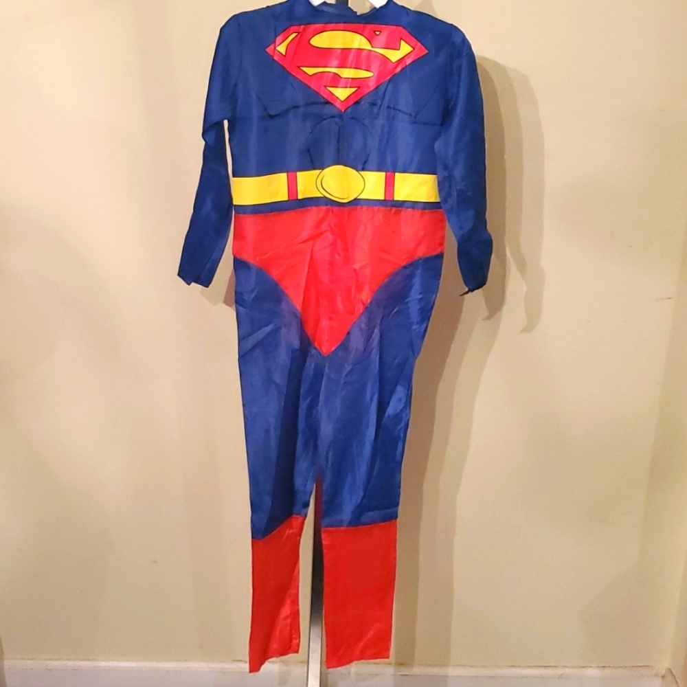 Boys Halloween Superman Costume in a Size M (7-8)
